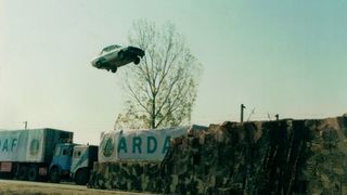 Lae Cascadorul, un actor din Alba Iulia, a stabilit in 1995 un record mondial: a sarit cu o Dacie 1310 peste doua tiruri! FOTO