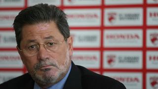 Fiica unui celebru fotbalist a fost facuta &ldquo;parasuta de Dorobanti&rdquo; de Cornel Dinu! Mihaela Nunweiller a reactionat vehement : "Unul care si-a turnat colegii la Securitate!"