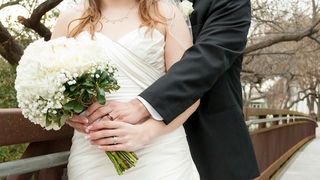 Situatie stranie pentru un cuplu din Gaesti! Erau in masina, cand o mireasa le-a aparut in fata din senin! Au coborat si au inlemnit! Ce s-a intamplat intrece orice imaginatie!