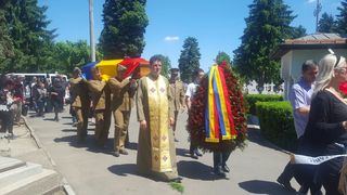 Imagini emotionante cu familia lui Cristian Topescu! Se tin de mana si merg in spatele sicriului VIDEO