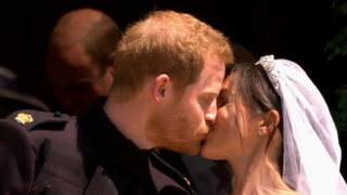 N-o sa-ti vina sa crezi! Ce i-a spus Printul Harry lui Meghan Markle cand a vazut-o in rochia de mireasa! Te vei emotiona pana la lacrimi!