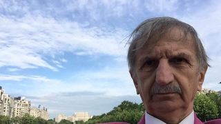 Un cunoscut scriitor roman, jefuit in Capitala: "Am fost pradat in centrul Bucurestiului! Nu-mi trebuie banii, actele imi trebuie!" Mircea M. Ionescu avea 400 de euro in portofel