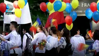 Centrul Capitalei a oferit  un adevarat spectacol, la traditionala parada a absolventilor de la Colegiul National I.L. Caragiale