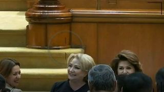 Viorica Dancila, in atentia Iuliei Albu. Ce spune fashion editorul despre stilul vestimentar al premierului