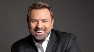 Horia Brenciu e pericol la volan! Uite-l cum face slalom cu bolidul printre copii, bicilisti si oameni! Totul s-a intamplat pe aleile unui parc