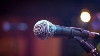 Un cantaret care voia sa filmeze un videoclip pe plaja din Constanta  a fost amendat cu 10 mii de lei. Afla de ce