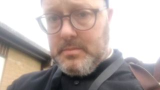 Raspunsul FABULOS al unui preot care a primit un mesaj sexy pe telefon. Parintele a raspuns, desi nu stia cine este persoana care i-a scris