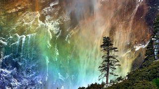 Fenomen fascinant intr-un parc national din California ! O cascada multicolora pare sa ivorasca din inima muntilor!