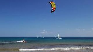Marea ii cheama pe cei care iubesc senzatiile tari! Amatori de kite-surfing au inceput sa isi cumpere case la mare!