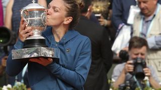 Emotii, lacrimi de fericire si ropote de aplauze! Simona Halep a facut sa rasune imnul Romaniei la Roland Garros!