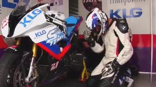 Catalin Cazacu, in genunchi langa motocicleta, inainte de prima cursa dupa revenirea de la Exatlon! Ce ritualuri are Faimosul! VIDEO EXCLUSIV