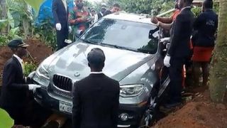 Inmormantare cu fast. Barbatul si-a ingropat tatal intr-un bolid care a costat cat o casa