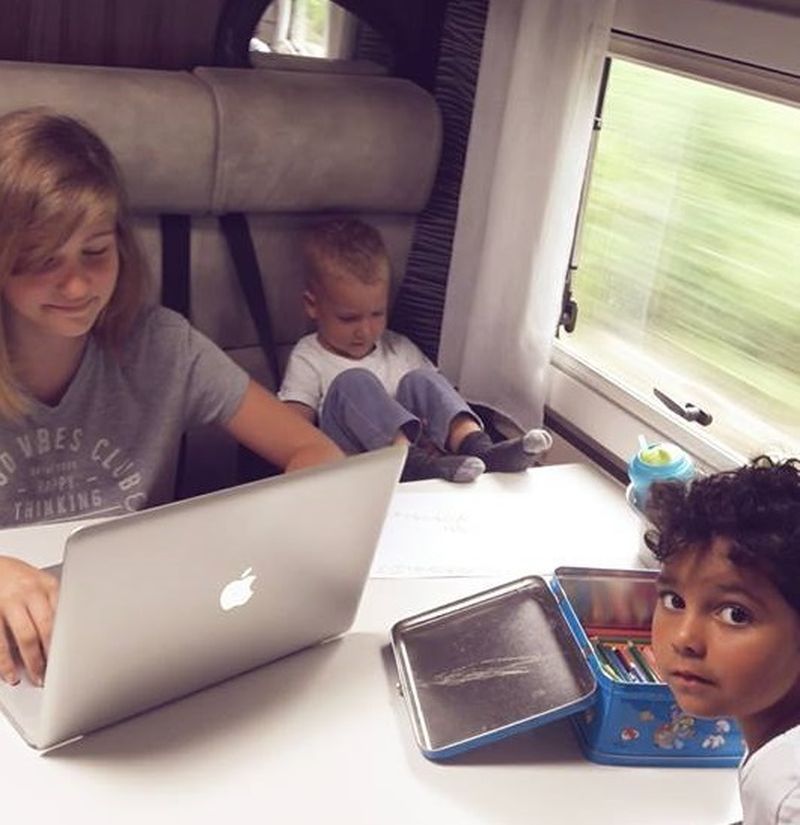 Sofia studiaza pe laptop, in timp ce Roxana deseneaza, iar Kadri se distreaza