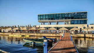 Daca veniti la mare in acest sezon, dati o fuga si in portul turistic al orasului Constanta, care  s-a transformat spectaculos in ultimii ani