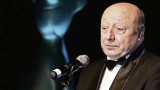 Marin Moraru a fost omagiat la aproape 2 ani de la decesul sau! O placa comemorativa a fost pusa la intrarea blocului in care marele actor a locuit 42 de ani!