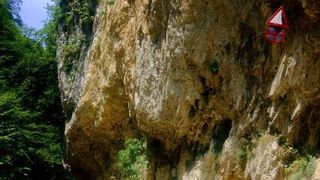 "Blestemul Polovragi" loveste din nou! Un bucurestean, lovit cu o stanca in cap! Raspunsul incredibil al autoritatilor