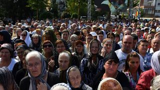 N-o sa iti vina sa crezi cum au aparut preotii din Suceava la slujba! "Am crezut ca e vreo nunta cu manelisti. Strigator la cer", spun enoriasii
