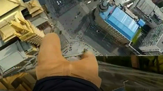 Este dependent de adrenalina si senzatii tari, iar filmuletele lui fac ravagii pe internet! In timp ce unora le este greu doar sa-i priveasca ispravile, tanarul tinteste cat mai sus!