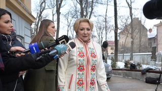 Creatoarea celebrului palton al Vioricai Dancila, in locul cuplului Stela-Arsinel, intr-o campanie publicitara! Virginia Linul ofera ii in anul Centenarului