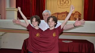 Alexandru si Adrian sunt gemeni identici! N-o sa iti vina sa crezi ce note au obtinut acestia la Evaluarea Nationala