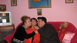 Mormantul familiei Comaneci din Onesti a inceput sa se surpe! Acum 6 ani, marea Nadia si-a inmormantat aici tatal, rapus de ciroza la 77 de ani FOTO