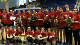 O zi emotionanta pentru handbalistele junioare ale echipei CSM Bucuresti. Alaturi de elevii claselor a 12-a au sustinut astazi ultima proba a examenului de Bacalaureat