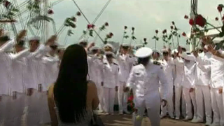 Dupa o luna de zile petrecuta in largul marii pe Bricul Mircea, unul dintre cadeti a prins curaj si, de cum a ajuns in portul Constanta, si-a cerut iubita in casatorie