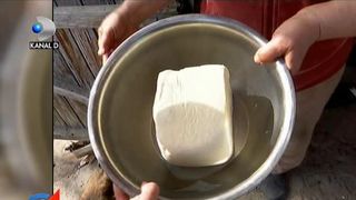 Nu oricine poate sa vanda acum telemeaua de Sibiu, protejata prin lege. Branza autentica, preparata la stana dupa o reteta traditionala, se vinde cu peste 20 de lei kilogramul