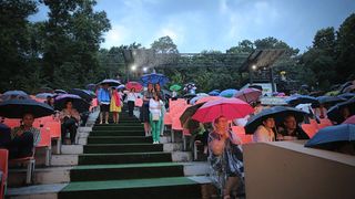 Teatru de revista condus de Arsinel reia spectacolele intrerupte de ploaie: "Va multumim ca ati fost alaturi de noi la 1/2 de spectacol din 8 iulie!"