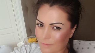 Ancuta Carcu a postat fotografii in timp ce alapteaza! Fosta sexy-PRM-ista promoveaza hranirea la san in public