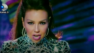 Actorul roman, Cezar Constantine, are un succes rasunator peste Ocean. El a fost iubitul Thaliei, in cel mai recent videoclip al artistei