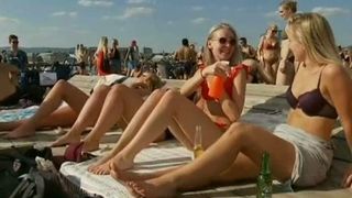 Plajele de pe litoral s-au transformat in sali de fitness si gimnastica, in aer liber