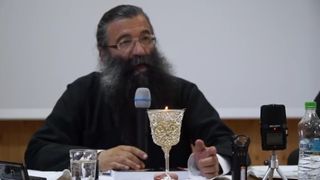 Video. Un preot este convins ca fetele care poarta pantaloni pot sa ramana nemaritate. "Foarte greu va fi de tine"