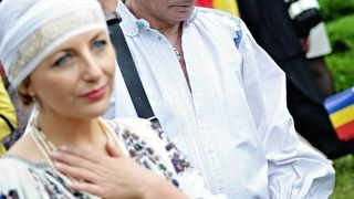 Iulia Gorneanu, femeia care duce mai departe stilul vestimentar al "Reginei Maria"! Afla totul despre cea care impresioneaza de 15 ani cu aparitiile ei in Bucuresti