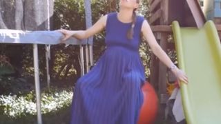 Imagini virale! O tanara a facut live pe canalul de Youtube in timp ce nastea natural