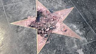 Steaua lui Donald Trump de pe Hollywood Walk of Fame a fost complet distrusa. Este a doua oara in ultimii doi ani cand are loc un astfel de incident