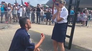 Cea mai frumoasa surpriza de la BIAS 2018! O angajata a Fortelor Aeriene Romane a fost ceruta in casatorie in mijlocul multimii