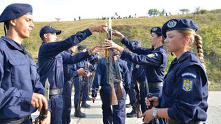 Sute de liceeni si-au luat inima-n dinti si au depus dosarele de admitere la Academia de Politie. Astazi a fost prima zi de inscrieri!