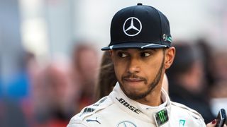 Lewis Hamilton este campion si la actiuni ecologice. Pilotul de Formula 1 a inceput sa stranga gunoaie de pe plaja in timpul vacantei