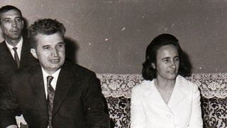 Un covor cu portretul lui Nicolae Ceausescu se vinde cu 45.000 euro! La confectionarea lui s-au lucrat doi ani!