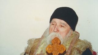 Asa arata mormantul marelui duhovnic Ilie Cleopa! Locul de veci al parintelui este amplasat in curtea manastirii Sihastria din judetul Neamt