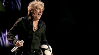 Rod Stewart nu si-a confirmat inca prezenta la Bucuresti, la concertul organizat de Primaria Capitalei! In septembrie, artistul se afla in turneu american