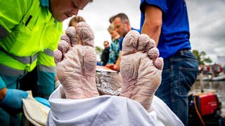 Tipul asta este demential! Bolnav de cancer, a inotat 163 de kilometri in doar 55 de ore. Ce s-a intamplat cu corpul lui la final este incredibil