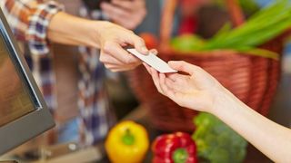 Romanii platesc cel mai putin din Uniunea Europeana pentru alimente si servicii! La Stirile Kanal D, vedeti efectele in viata de zi cu zi!