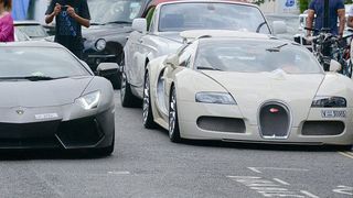 In Londra, bogatii lumii si-au incheiat vacanta cu o parada a luxului. Masini de milioane de lire sterline au defilat in centrul capitalei Marii Britanii