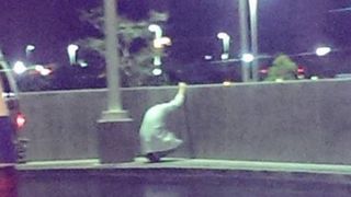 Un medic a iesit din spital, s-a asezat pe bordura si a inceput sa planga. Imaginea a devenit virala