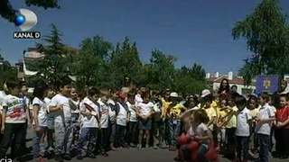 Zeci de functionari publici vor veni toata luna septembrie la munca imbracati in costume populare