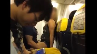 Video! Scene de filme pentru adulti intr-un avion! Pasagerii au asistat socati la ce faceau cei doi