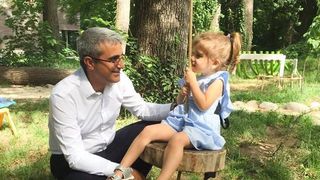 Fiica lui Robert Turcescu invata la o gradinita de fite, care se afla in padure si a costat 4,5 milioane de euro! Vezi cati bani plateste fostul prezentator in fiecare luna!