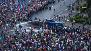 Ironia sortii! Un jandarm a ajuns cu copilul suferind de autism la doctorita pe care o abuzase verbal in Piata Victoriei, pe 10 august